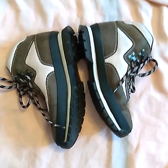 Women's Timberland hiking boots or shoes brown pinkish peach size 7.5. - Picture 3 of 13